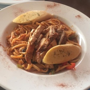 Linguini de pollo 