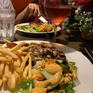 Filete Mignon, papas fritas y vino rosado