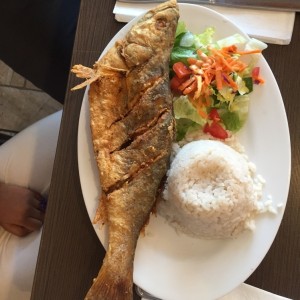 pescado entero con arroz con coco