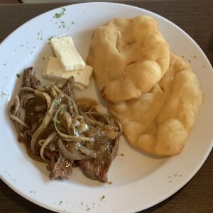 Hojaldres con bistec encebollado