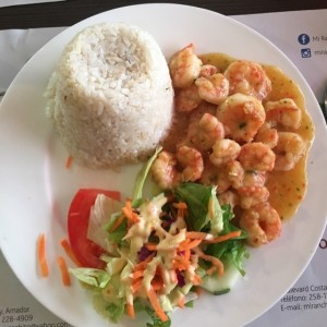 Camarones al ajillo con arroz de coco