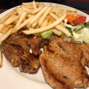 Pollo deshuesado con papas fritas