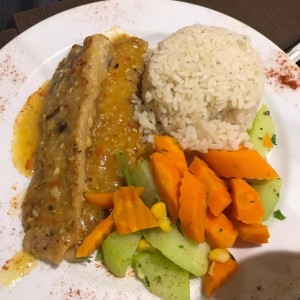 Filete de pescado al Ajillo- Arroz con coco