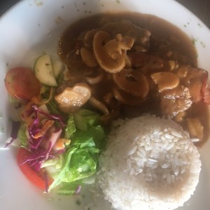 Filet mignon con ensalada y arroz con coco