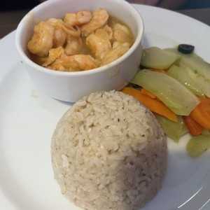 Camarones con arroz con coco y vegetales salteados 