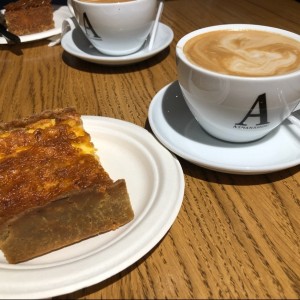 quiche y capuccino con leche de almendras