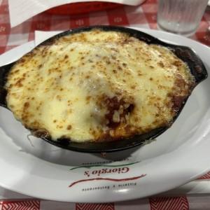 Lasagna con carne gratinada con salsa