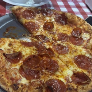 Pizza con pepperoni mediana