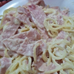 Spaguetti en salsa alfredo con jamon