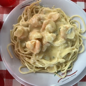 Pasta con camarones en salsa blanca 