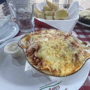 Lasagna con carne gratinada con salsa