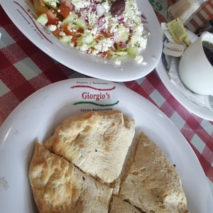 Ensalada Griega y Pan Pita