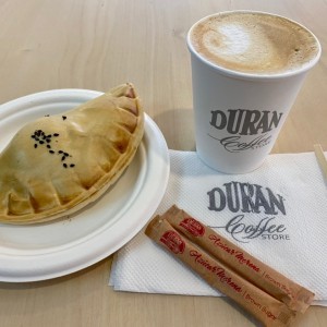 Capuchino y empanada de queso