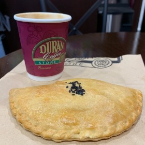 Cappuccino con empanada de queso