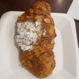 CROISSANTNT DE ALMENDRAS