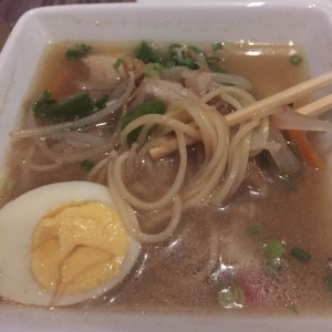 sopa de ramen con pescado