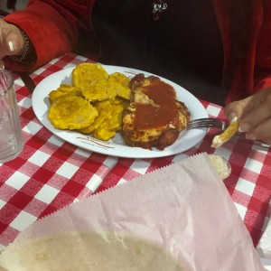 Chuleta parmesana con patacones