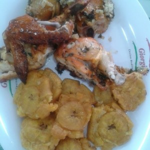 Pollo asado con Patacones. 