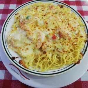 spaguetti con camarones en salsa blanca gratinados