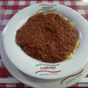 Raviolis con carne en salsa bolognesa