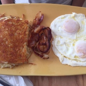 huevos, tocino y papa rayada