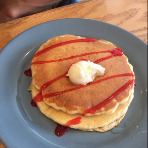 pancakes con syrop de fresa