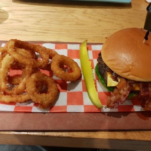 hamburguesa con aros de cebolla