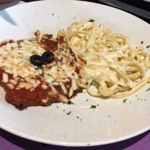 Pollo alla parmiggiana en salsa blanca