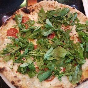 pizza blanca de arugula con peperoncini picante