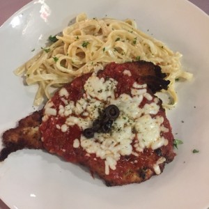 Pollo alla parmiggiana con fettucini