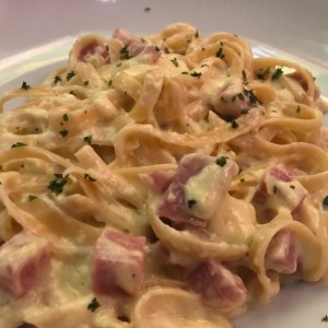 Fettucini en salsa alfredo con Jamon