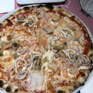 pizza de calamares, almejas y camarones. 