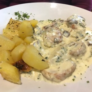 Pollo Piola ( papas al horno, pollo relleno se espinaca y queso ricotta) 