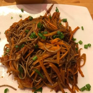 Yakisoba de pollo