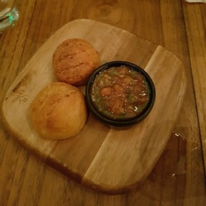 Pan de queso y pico de gallo de la casa