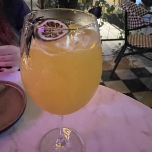 Coctail virgen de maracuya y sirope de romero