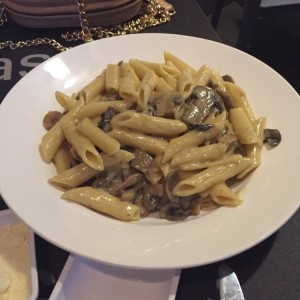 Penne rigatti en salsa Alfredo con hongos