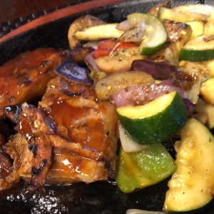 ribs con vegetales salteados