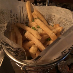 Papitas fritas con parmesano y trufas