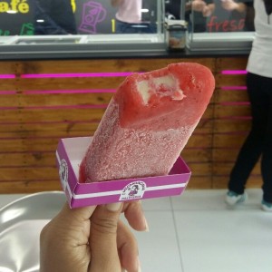 Paleta de Fresa con relleno de fresa?