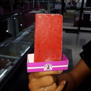 Paleta de fresa con leche condensada