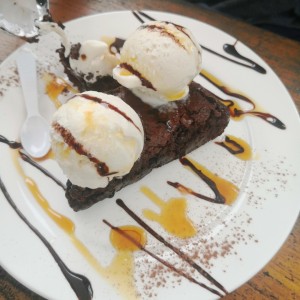 Brownie con helado de vainilla 