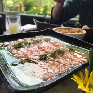 tartar se salmon y aceite de trufas