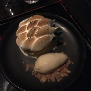 Tres Leches con trozos de pina y helado de miso