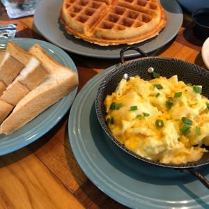 Cheesy Scramble & Waffles sencillos