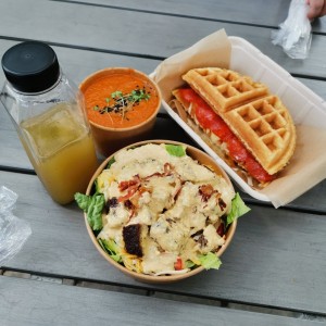 Keto waffles peperoni sandwich, burguer bowl y limonada endulzada con monkfruit 