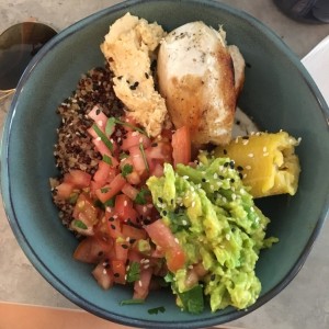 bowl con pollo pico gallo quinoa humus aguactae y platano