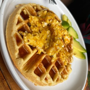 Waffle con huevos al gusto