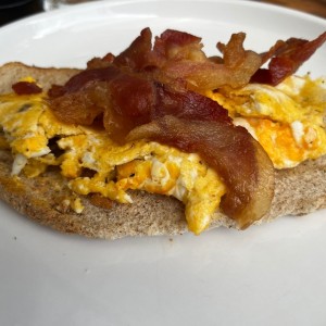 Huevos al gusto con pan de la casa