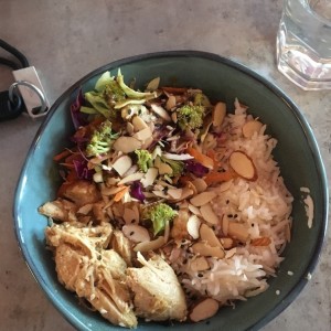 Indian butter chicken con arroz basmati y ensalada oriental con broccoli y almendras